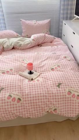 91家纺网 家纺一手货源 找家纺 昔可 2023新款全棉可爱动物卡通印花四件套 格子甜草莓