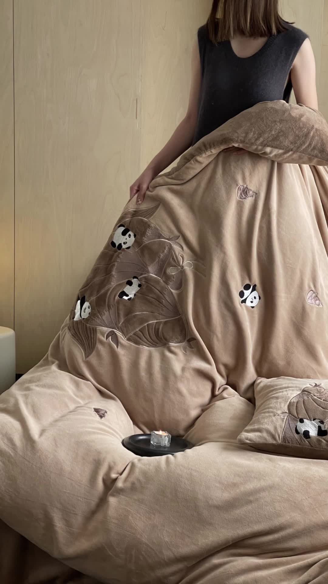 91家纺网 家纺一手货源 找家纺 安莱生活 2023年新品230克牛奶绒贴布绣系列四件套-夺笋系列 夺笋-暖木咖