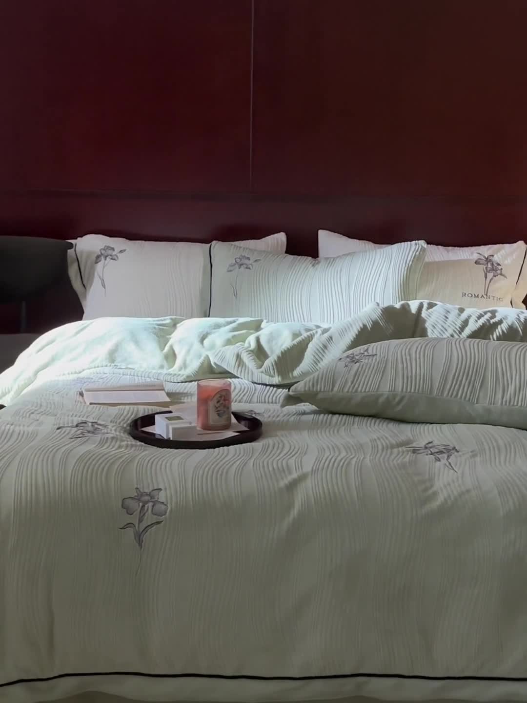 91家纺网 家纺一手货源 找家纺 安莱生活 2023年新品专版立体牛奶绒浮梦鸢尾系列四件套-法式实拍 鸢尾印象-灰绿