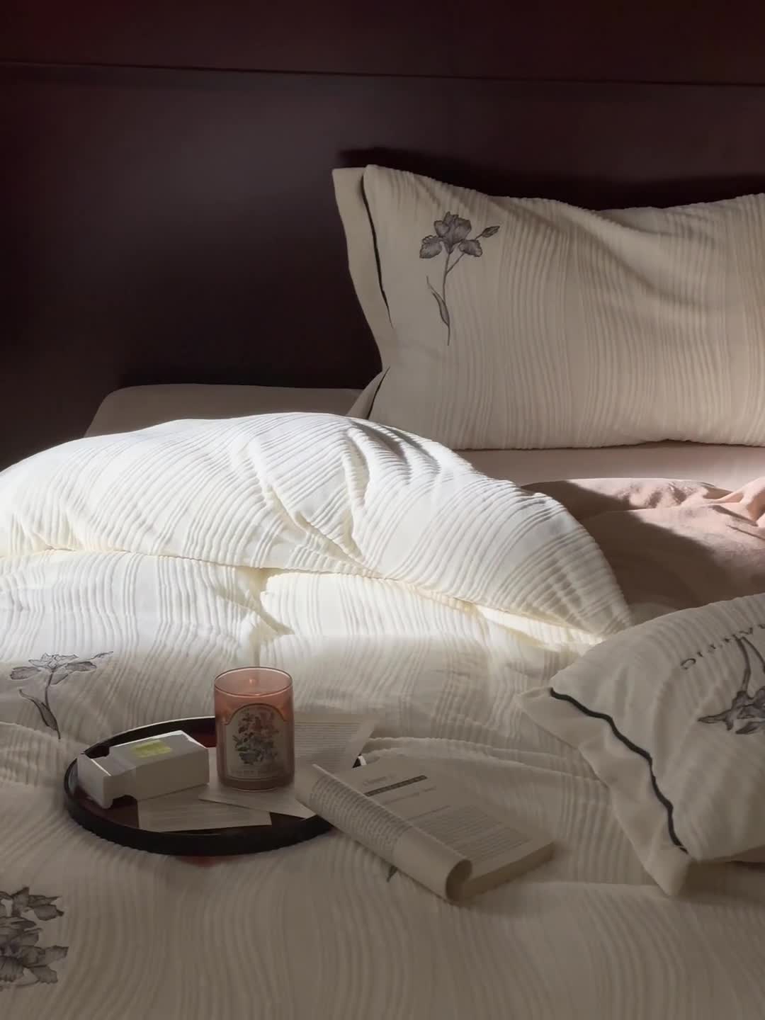 91家纺网 家纺一手货源 找家纺 安莱生活 2023年新品专版立体牛奶绒浮梦鸢尾系列四件套-法式实拍 鸢尾印象-白茶