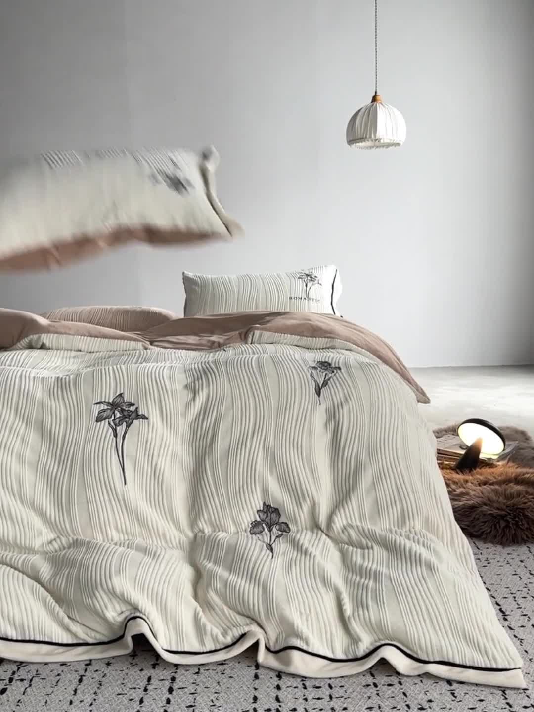 91家纺网 家纺一手货源 找家纺 安莱生活 2023年新品专版立体牛奶绒浮梦鸢尾系列四件套-质感棚拍 鸢尾印象-白茶