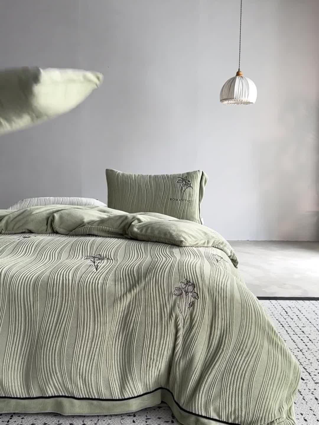 91家纺网 家纺一手货源 找家纺 总 安莱生活 2023年新品专版立体牛奶绒浮梦鸢尾系列四件套-质感棚拍