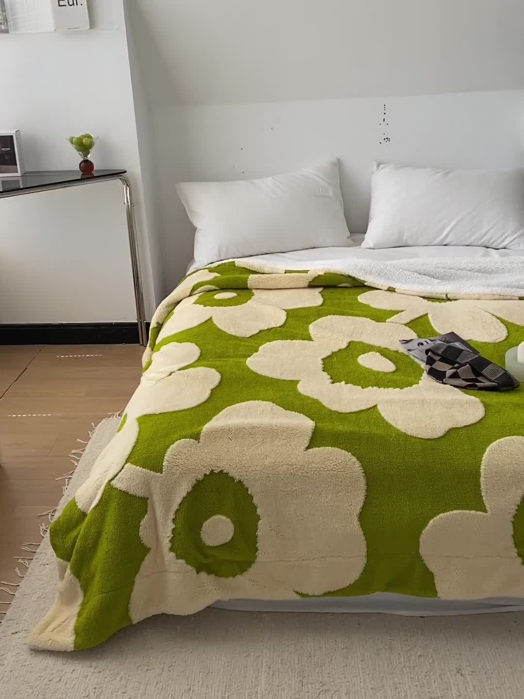 91家纺网 家纺一手货源 找家纺 安莱生活 2023新品专版锦芙绒太阳花毛毯 米绿苹果