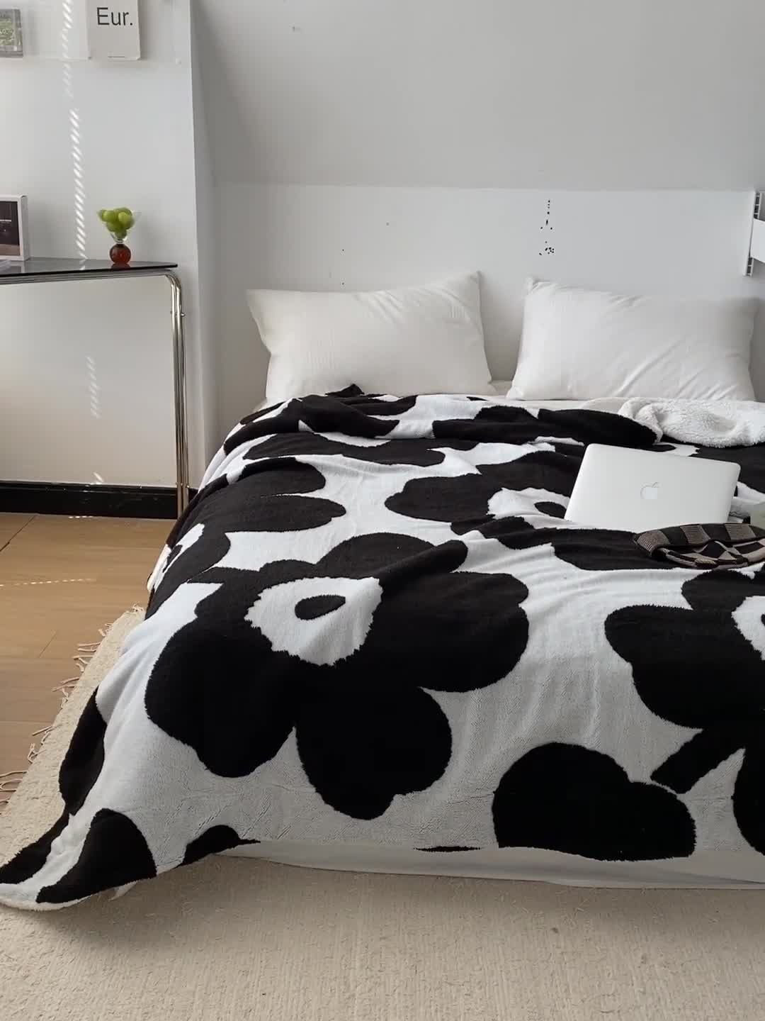 91家纺网 家纺一手货源 找家纺 安莱生活 2023新品专版锦芙绒太阳花毛毯 经典黑白