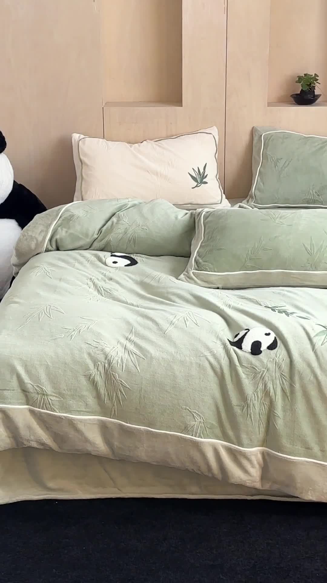 91家纺网 家纺一手货源 找家纺 安莱生活 2023专版锦芙牛奶绒毛巾绣四件套-情绪熊猫款-ins风格图 情绪熊猫-绿竹