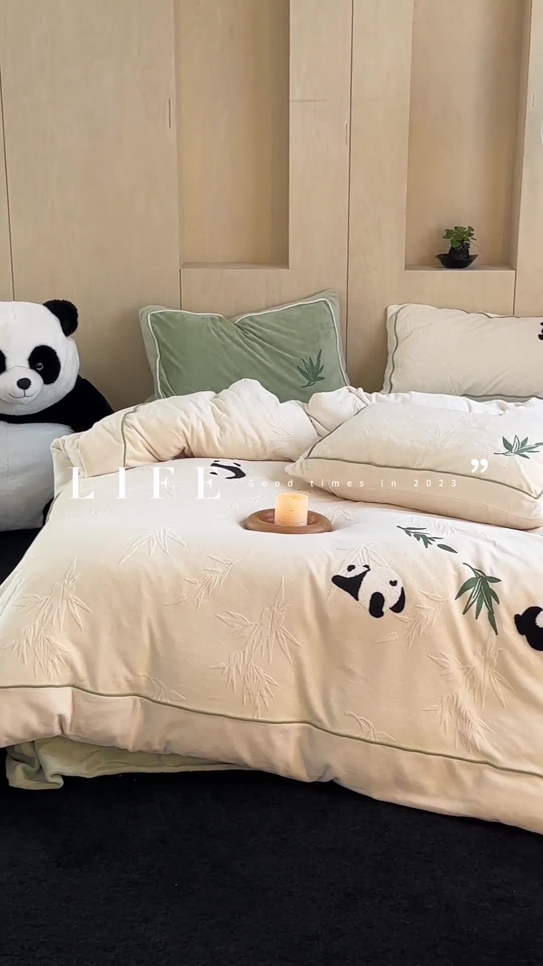 91家纺网 家纺一手货源 找家纺 总安莱生活2023专版锦芙牛奶绒毛巾绣四件套-情绪熊猫款-ins风格图