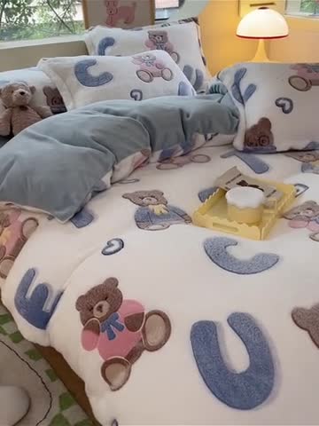 91家纺网 家纺一手货源 找家纺 慕尚 2025新款5D雪花绒四件套系列 字母熊