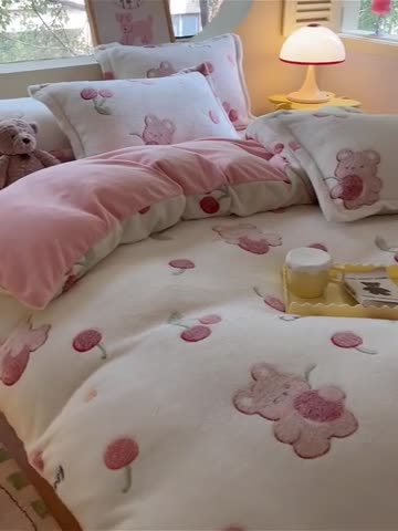 91家纺网 家纺一手货源 找家纺 慕尚 2025新款5D雪花绒四件套系列 樱桃熊
