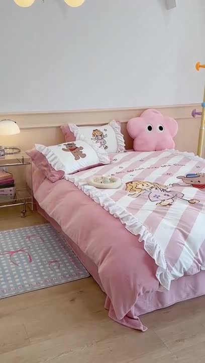 91家纺网 家纺一手货源 找家纺 昔可家纺 2023新款花边数码宝宝绒四件套 萌萌女孩和熊