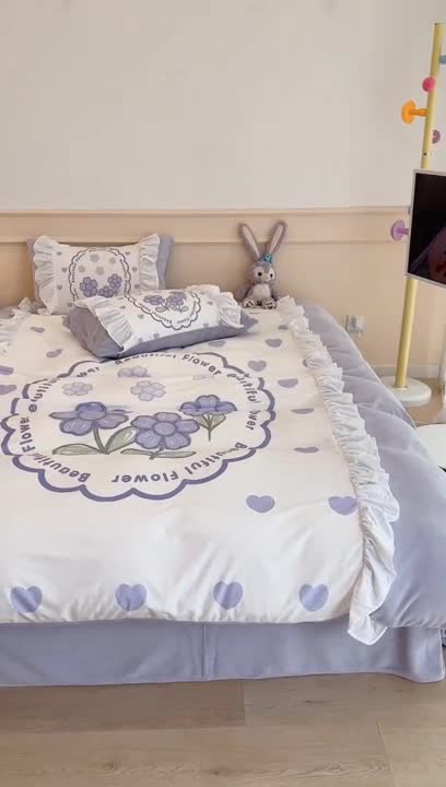 91家纺网 家纺一手货源 找家纺 昔可家纺 2023新款花边数码宝宝绒四件套 紫爱心小花朵
