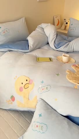 91家纺网 家纺一手货源 找家纺 蜜柚2024牛奶绒兔毛绒卡通贴布绣四件套 小黄鸭-雾蓝