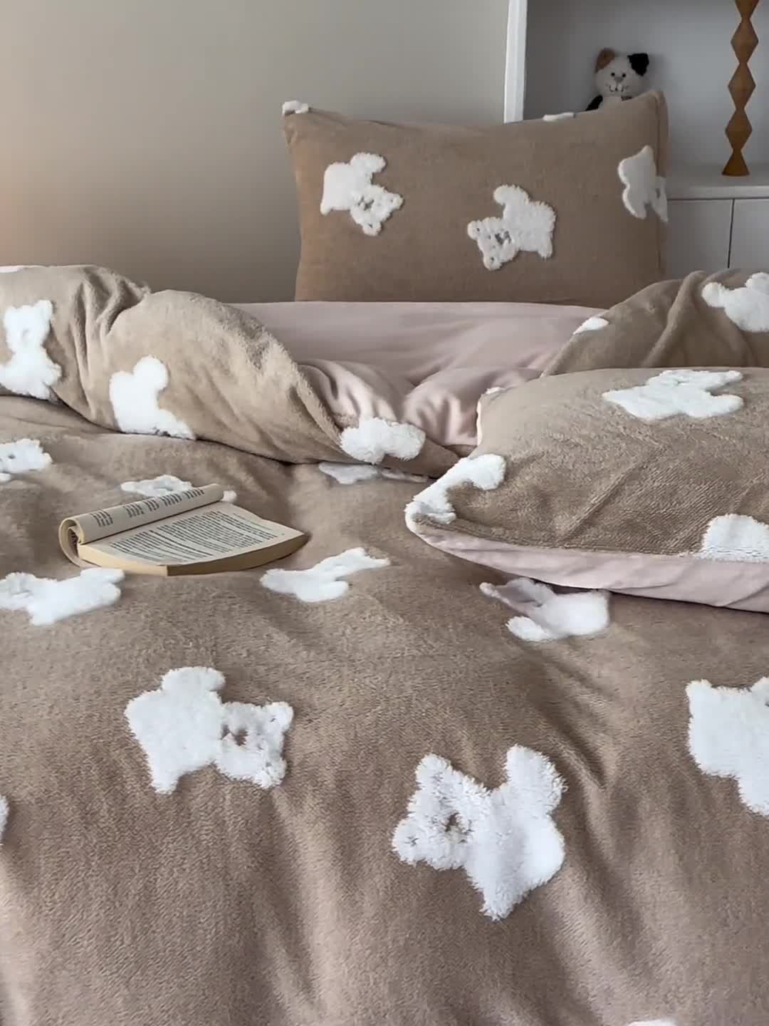 91家纺网 家纺一手货源 找家纺 棉眠 2023新款冬日熊提花牛奶绒系列四件套 冬日熊-咖