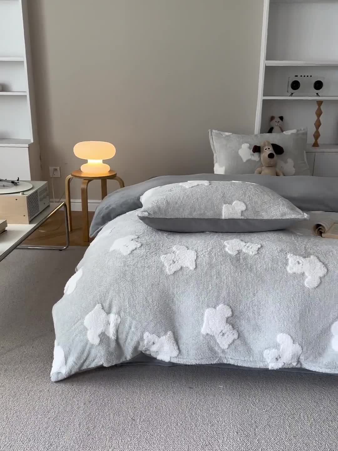 91家纺网 家纺一手货源 找家纺 棉眠 2023新款冬日熊提花牛奶绒系列四件套 冬日熊-灰