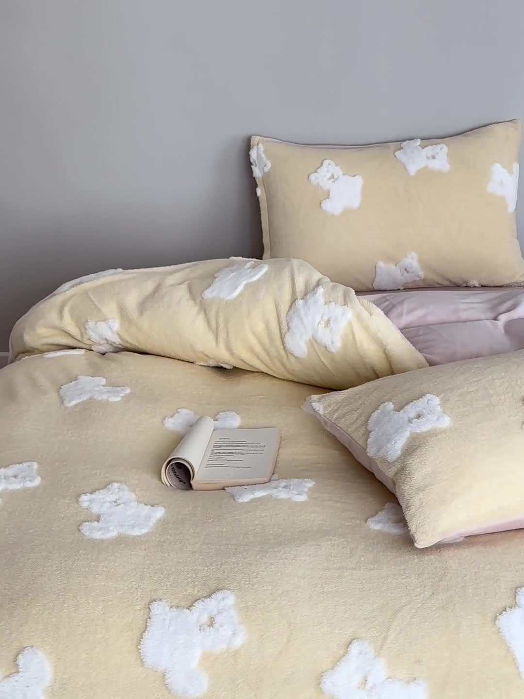 91家纺网 家纺一手货源 找家纺 棉眠 2023新款冬日熊提花牛奶绒系列四件套 冬日熊-黄