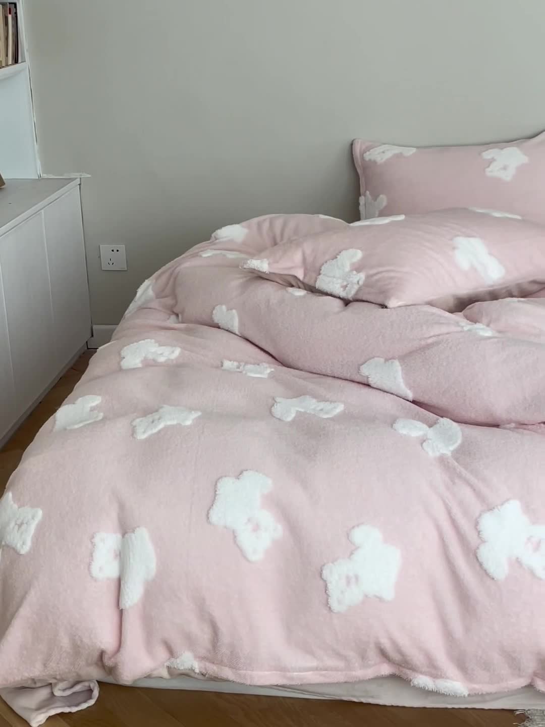 91家纺网 家纺一手货源 找家纺 棉眠 2023新款冬日熊提花牛奶绒系列四件套 冬日熊-粉