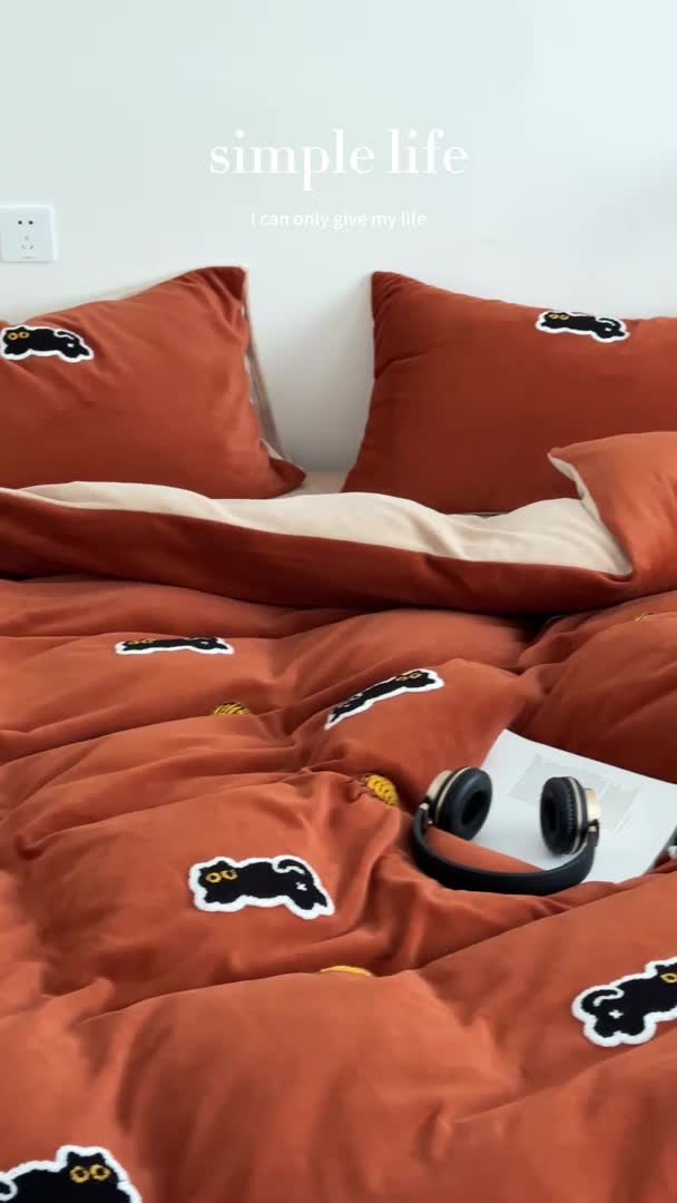 91家纺网 家纺一手货源 找家纺 时年家纺 2023新款高克重牛奶绒立体毛巾绣四件套 充值会员优惠5元 焦糖猫咪