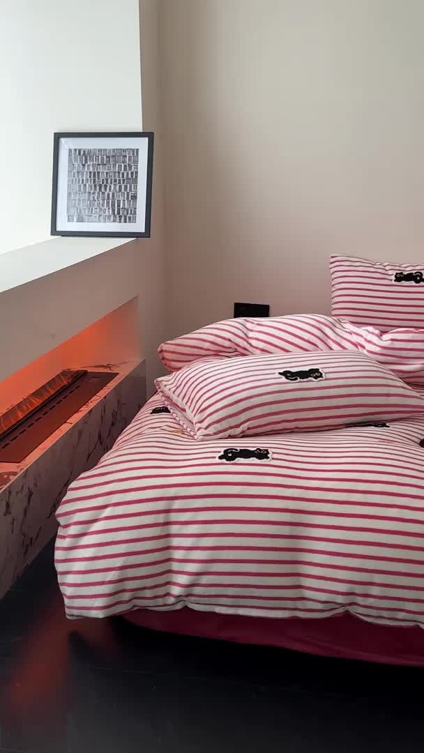 91家纺网 家纺一手货源 找家纺 时年家纺 2023新款高克重牛奶绒立体毛巾绣四件套 充值会员优惠5元 条纹猫咪