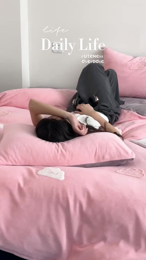 91家纺网 家纺一手货源 找家纺 时年家纺 2023新款高克重牛奶绒立体毛巾绣四件套 充值会员优惠5元 云朵-粉