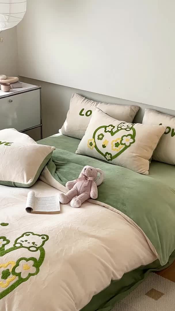 91家纺网 家纺一手货源 找家纺 眠屿家纺 2023新款加厚高克重牛奶绒单边四件套 爱心小熊