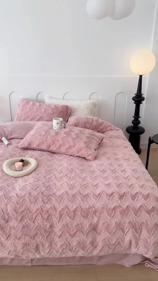 91家纺网 家纺一手货源 找家纺 昔可家纺 2023新款ins风纯色兔兔绒兔毛四件套 粉波纹