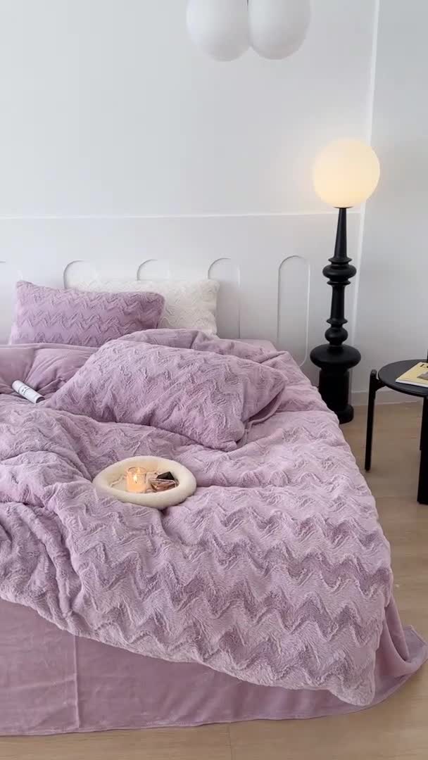 91家纺网 家纺一手货源 找家纺 昔可家纺 2023新款ins风纯色兔兔绒兔毛四件套 紫波纹