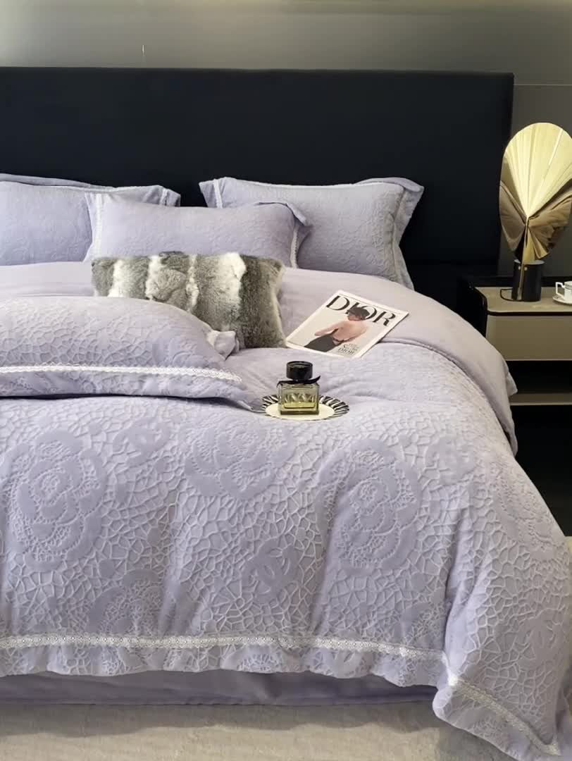 91家纺网 家纺一手货源 找家纺 优悦 2025新款高克重雕花牛奶绒四件套-西西里 西西里-丁香紫