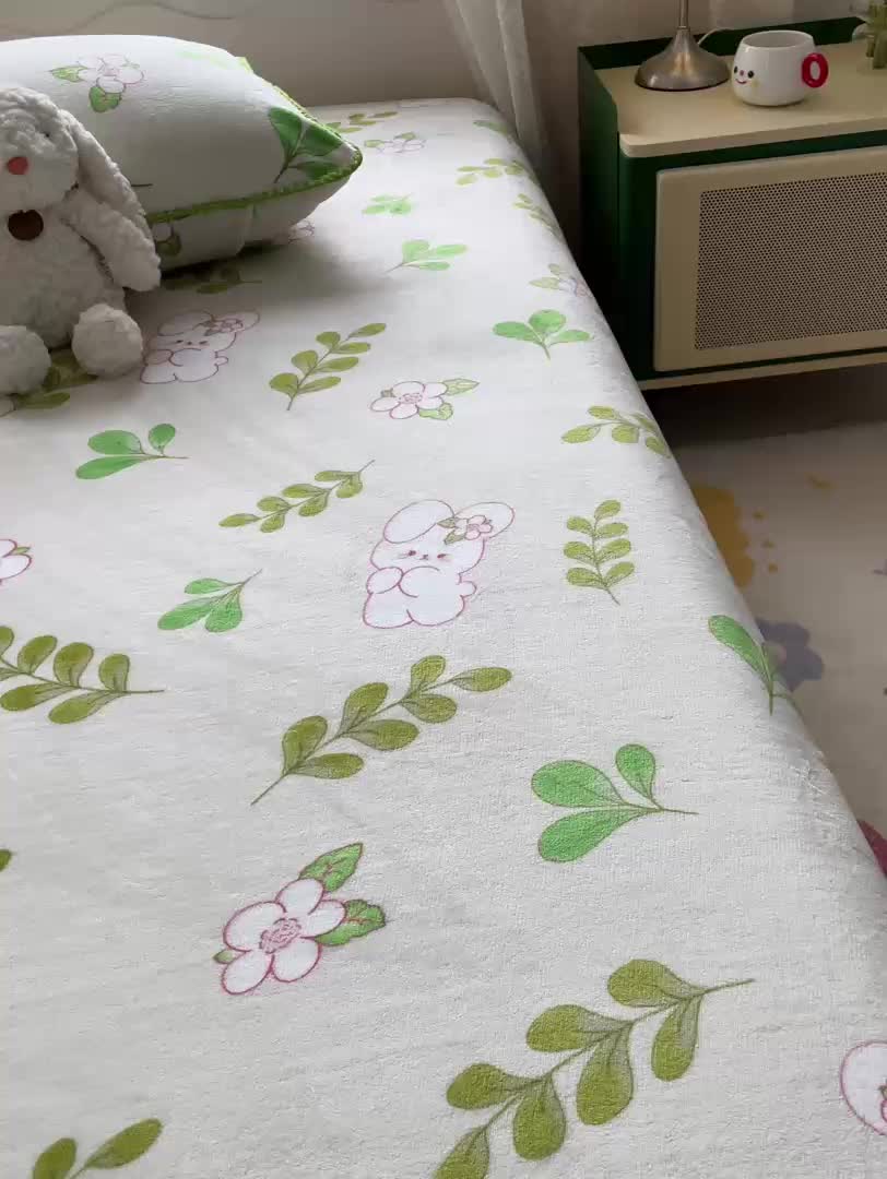 91家纺网 家纺一手货源 找家纺 安哆啦家纺 2024新款高克重牛奶绒印花单床笠 绿叶兔兔