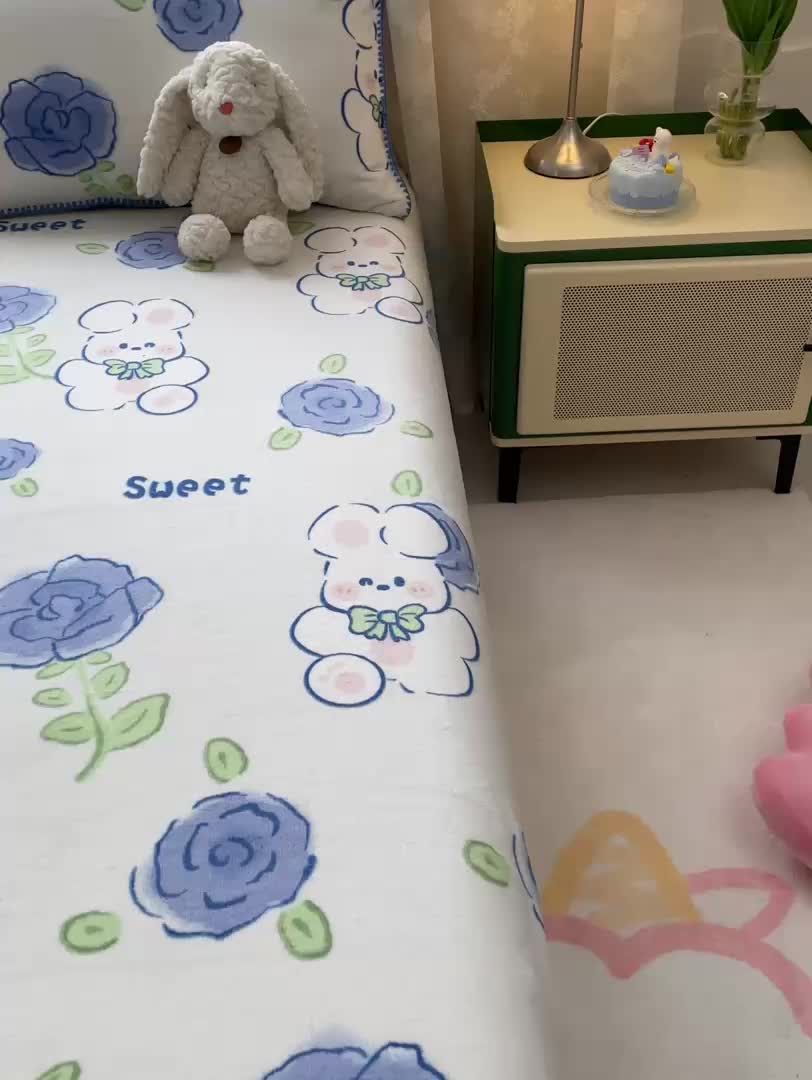 91家纺网 家纺一手货源 找家纺 安哆啦家纺 2024新款高克重牛奶绒印花单床笠 蓝色小兔