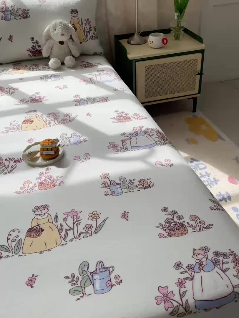 91家纺网 家纺一手货源 找家纺 安哆啦家纺 2024新款高克重牛奶绒印花单床笠 狐狸小姐的花园