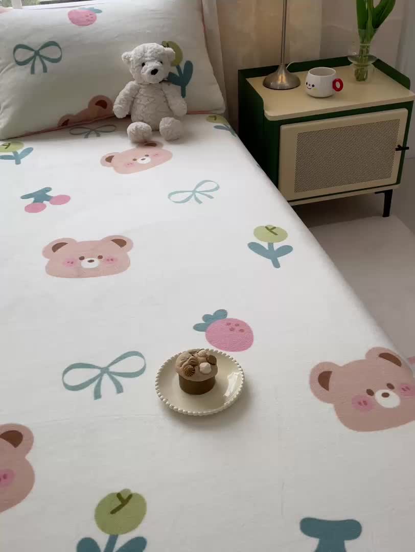 91家纺网 家纺一手货源 找家纺 安哆啦家纺 2024新款高克重牛奶绒印花单床笠 小熊宝