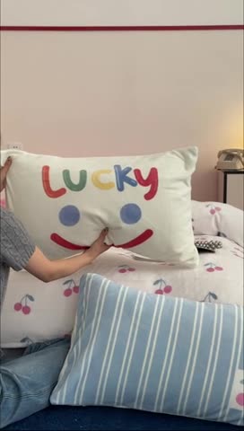 91家纺网 家纺一手货源 找家纺 昔可 2023新款大版印花枕套牛奶绒系列四件套-模特图 叶子樱桃