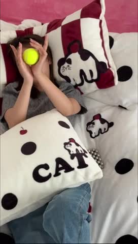 91家纺网 家纺一手货源 找家纺 昔可 2023新款大版印花枕套牛奶绒系列四件套-模特图 波点猫