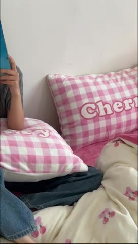 91家纺网 家纺一手货源 找家纺 （总）昔可 2023新款大版印花枕套牛奶绒系列四件套-模特图