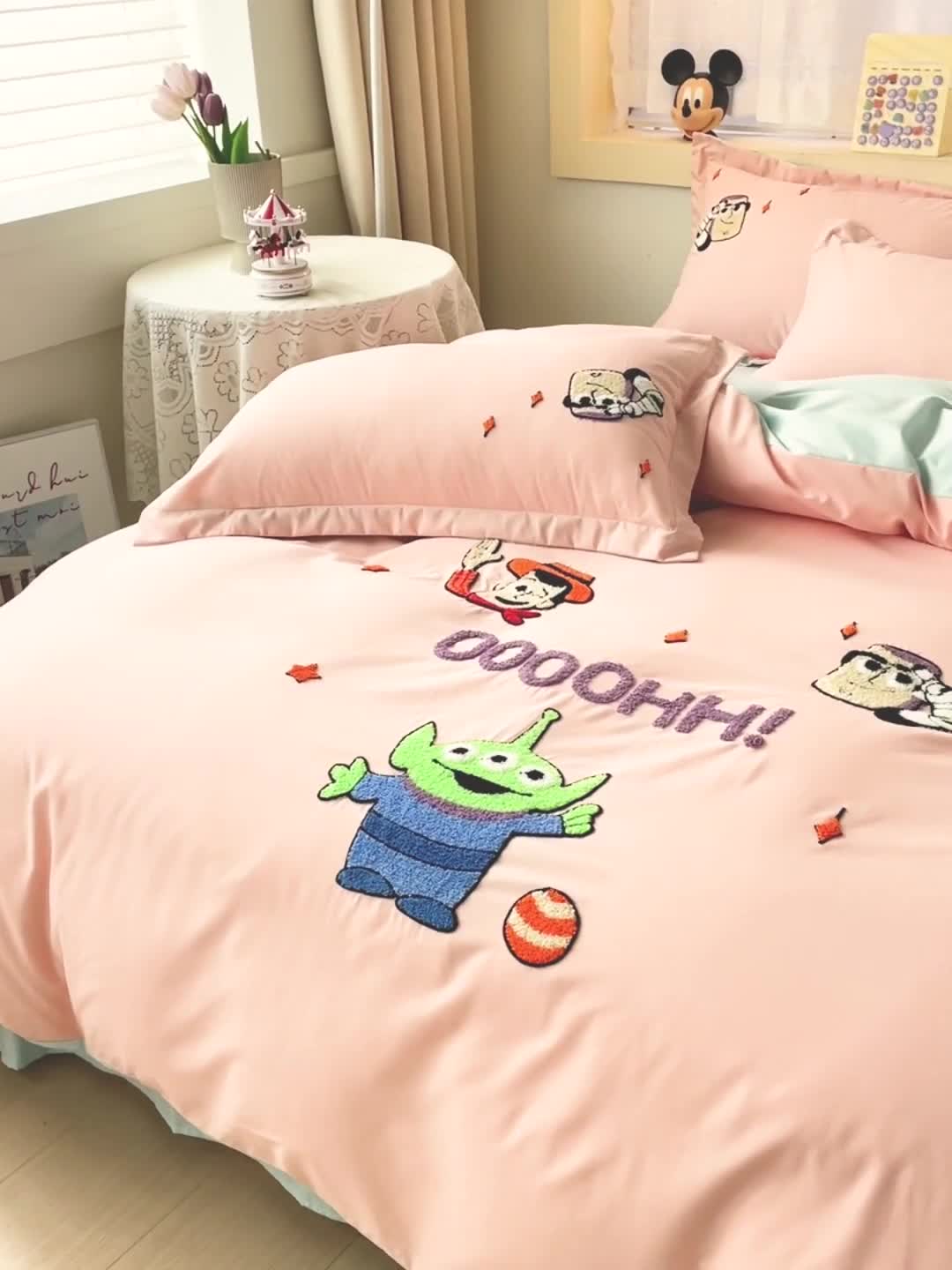 91家纺网 家纺一手货源 找家纺 娜娜 2023新款水洗磨毛毛巾绣四件套 胡迪和巴斯藕粉+蓝