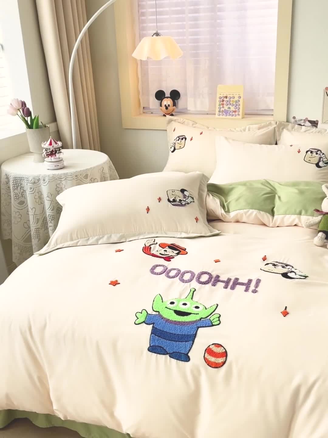 91家纺网 家纺一手货源 找家纺 娜娜 2023新款水洗磨毛毛巾绣四件套 胡迪和巴斯奶昔白+绿