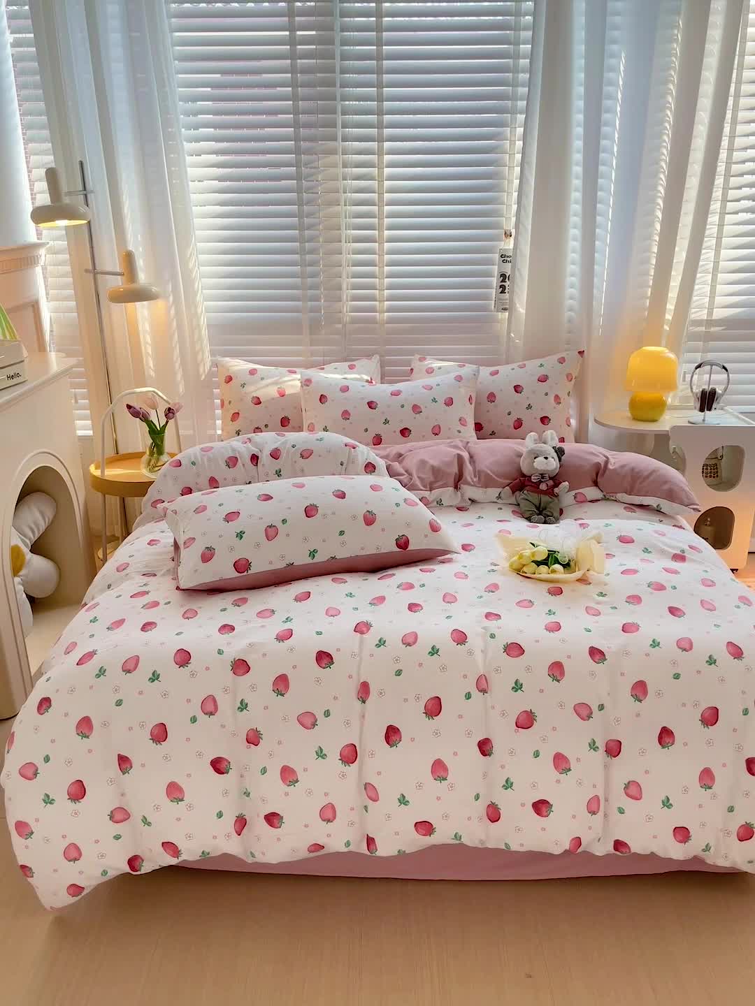 91家纺网 家纺一手货源 找家纺 暖芯优选2023新款超柔有氧小竺提花棉双层纱学生四件套 花朵草莓