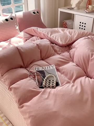 91家纺网 家纺一手货源 找家纺 慕尚家纺 2025新款牛奶绒大眼睛系列四件套 芭比粉豆沙