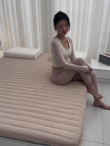 91家纺网 家纺一手货源 找家纺 亿丁点床垫 2023新款A类加厚兔毛绒床垫 兔绒记忆棉充填驼色