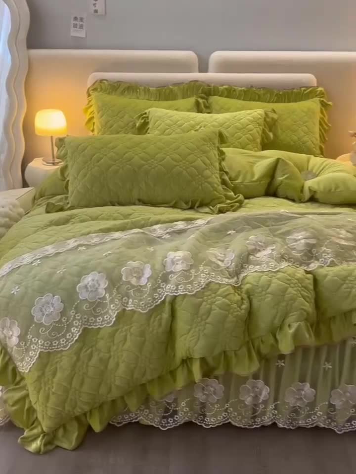 91家纺网 家纺一手货源 找家纺 罗艺轩 2024秋冬新款水晶绒花样年华全夹棉加厚床裙四件套 花样年华-青草绿