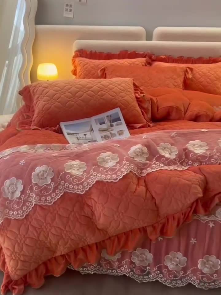 91家纺网 家纺一手货源 找家纺 罗艺轩 2024秋冬新款水晶绒花样年华全夹棉加厚床裙四件套 花样年华-爱玛橙