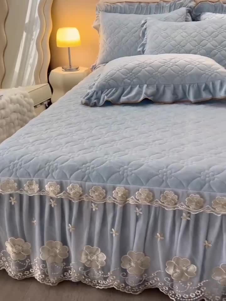 91家纺网 家纺一手货源 找家纺 罗艺轩 2024秋冬新款水晶绒花样年华全夹棉加厚床裙三件套 花样年华-天空蓝