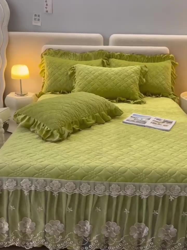 91家纺网 家纺一手货源 找家纺 罗艺轩 2024秋冬新款水晶绒花样年华全夹棉加厚床裙三件套 花样年华-青草绿