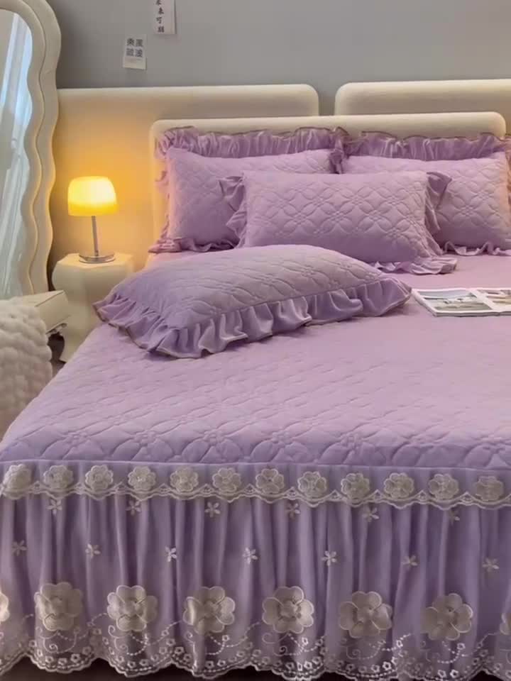 91家纺网 家纺一手货源 找家纺 罗艺轩 2024秋冬新款水晶绒花样年华全夹棉加厚床裙三件套 花样年华-丁香紫