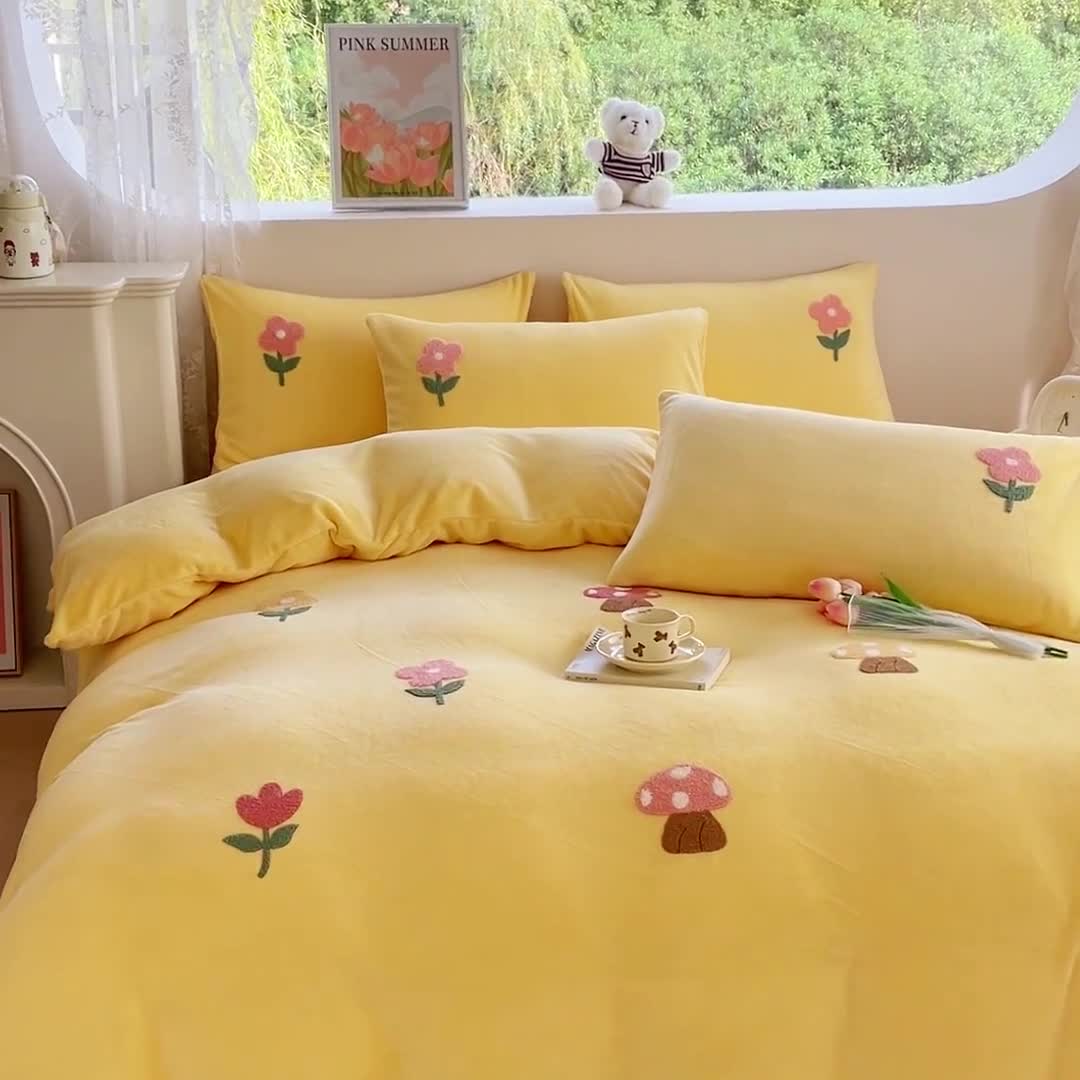 91家纺网 家纺一手货源 找家纺 菲儿家纺 2023新款牛奶绒毛巾绣四件套 小蘑菇-黄