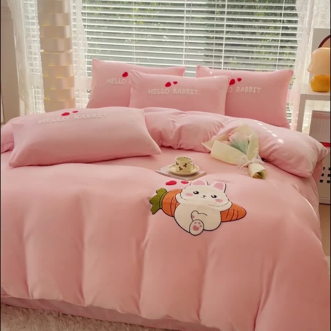 91家纺网 家纺一手货源 找家纺 菲儿家纺 2023新款牛奶绒毛巾绣四件套 可爱兔-粉