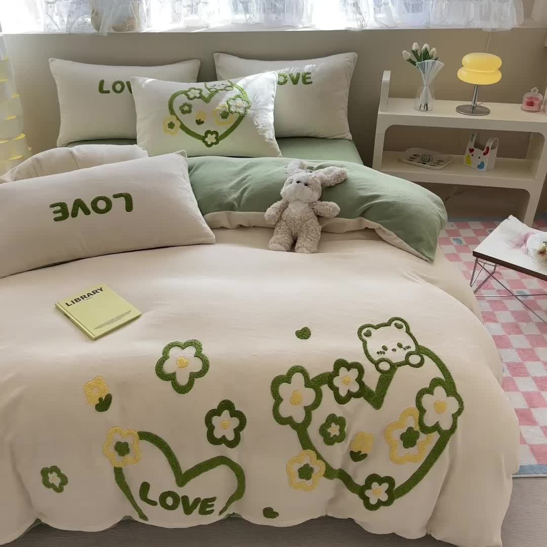 91家纺网 家纺一手货源 找家纺 眠屿家纺 2023新款牛奶绒毛巾绣四件套（温馨版） 爱心小熊