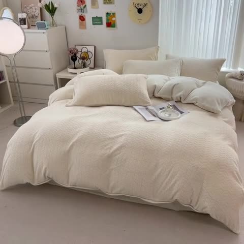 91家纺网 家纺一手货源 找家纺 全季家居  2023新款麦穗纹高克重牛奶绒色织提花被套单件 米白