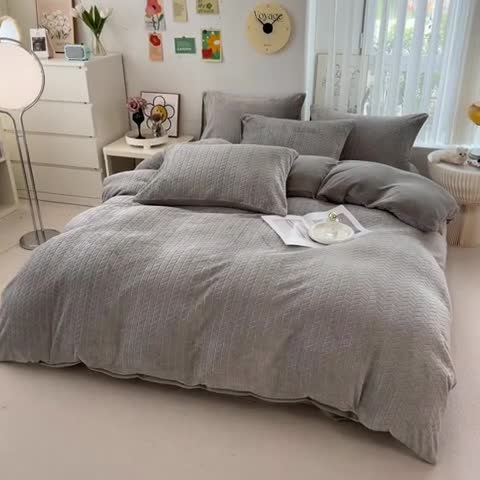 91家纺网 家纺一手货源 找家纺 全季家居  2023新款麦穗纹高克重牛奶绒色织提花被套单件 浅灰