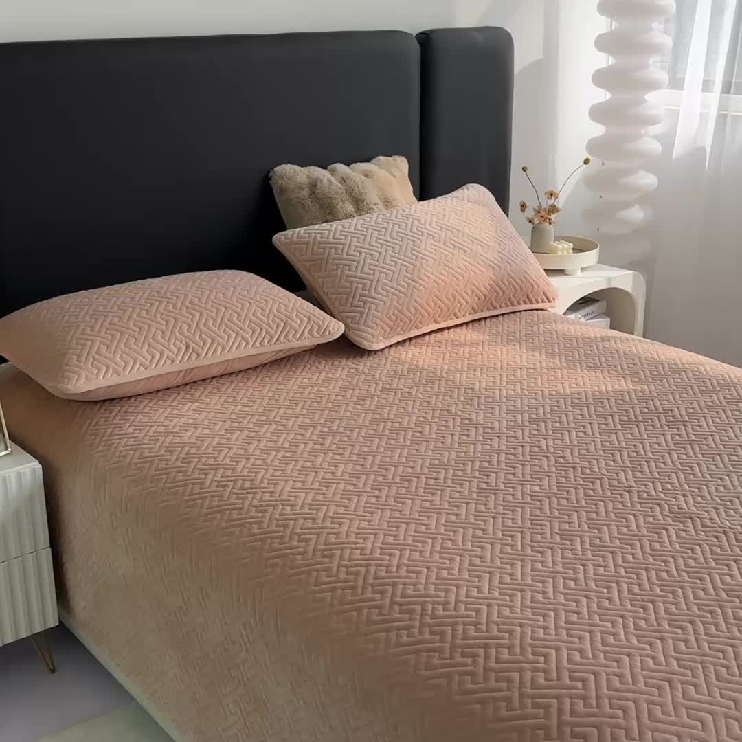 91家纺网 家纺一手货源 找家纺 恋绒家纺 2025新款高克重240克宝宝绒床盖一面绒一面棉床罩 卡其驼