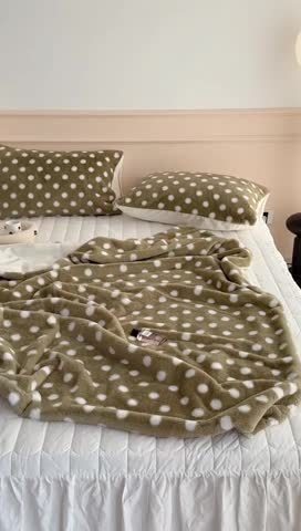 91家纺网 家纺一手货源 找家纺 昔可 2023新款波点兔兔绒毛毯 枕套抹茶绿波点